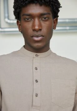 Pier One CamiciaTaupe Uomo Camicie PI922DA24-B11 -Pier One 02bf2dafeb9f48aca132a39f3c9562ef