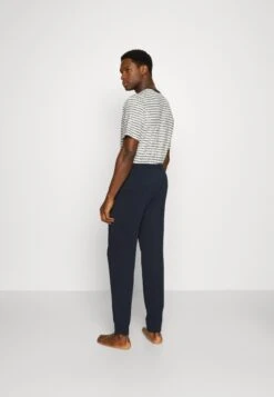 Pier One 2 PackPantaloni Del PigiamaDark Blue/Mottled Light Grey Uomo Per La Notte PI982L00I-K16 11 Pier One 2 PackPantaloni Del PigiamaDark Blue/Mottled Light Grey Uomo Per La Notte PI982L00I-K16 -Pier One 058df6f0d3f34a2aaf1cb22da08558a8