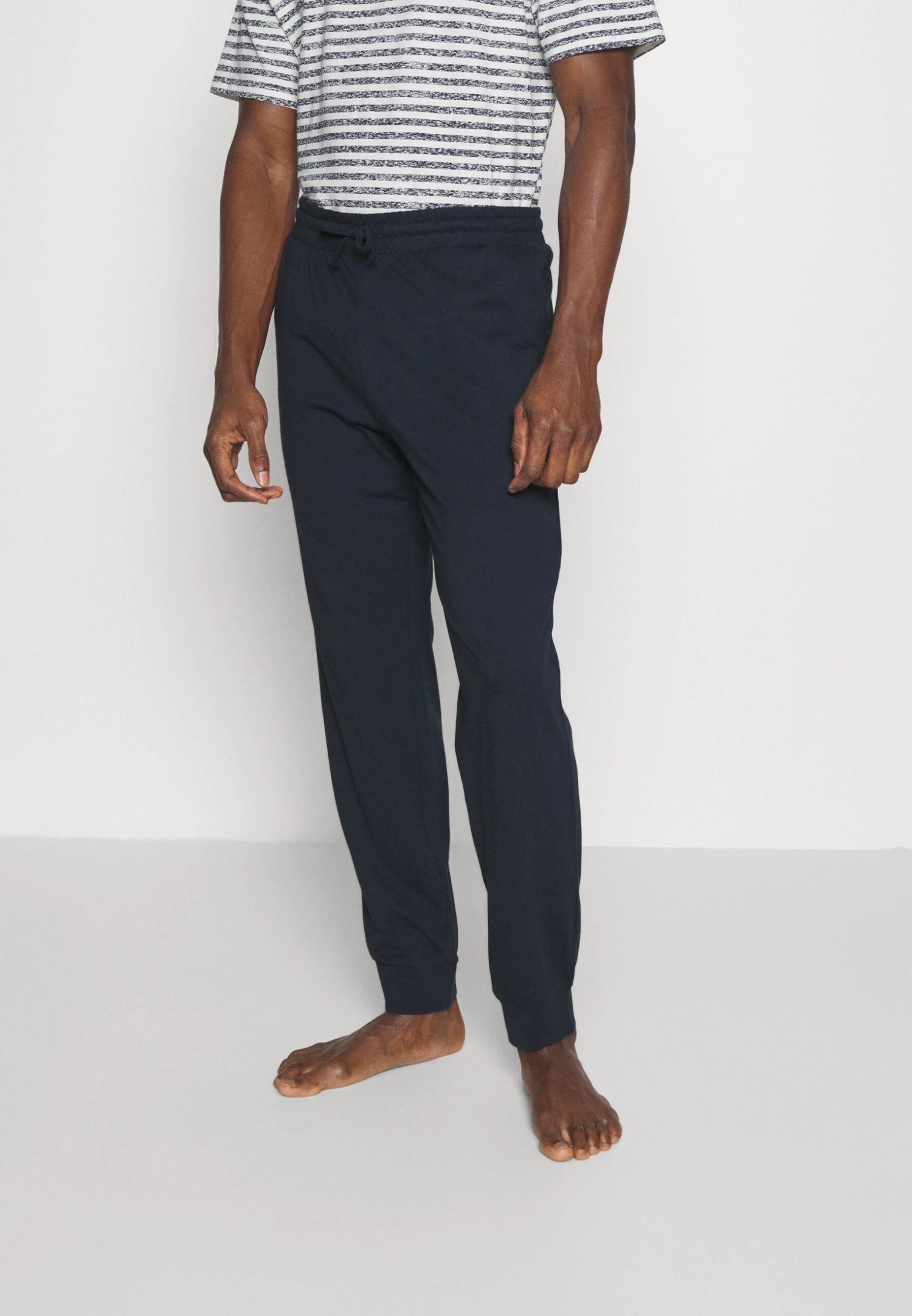 Pier One 2 PackPantaloni Del PigiamaDark Blue/Mottled Light Grey Uomo Per La Notte PI982L00I-K16 5 Pier One 2 PackPantaloni Del PigiamaDark Blue/Mottled Light Grey Uomo Per La Notte PI982L00I-K16 - immagine 3