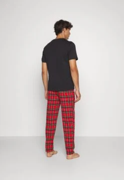 Pier One SinglePigiamaBlack/Red Uomo Per La Notte PI982M047-Q12 -Pier One 1d3cc9eeada148de9184da705c62a6b3