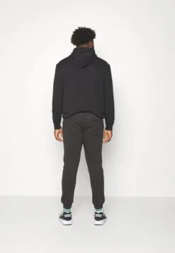 Pier One Pantaloni SportiviBlack Uomo Pantaloni PI922E051-Q11 -Pier One 28ea1afa782947619e6cac73d47dca94