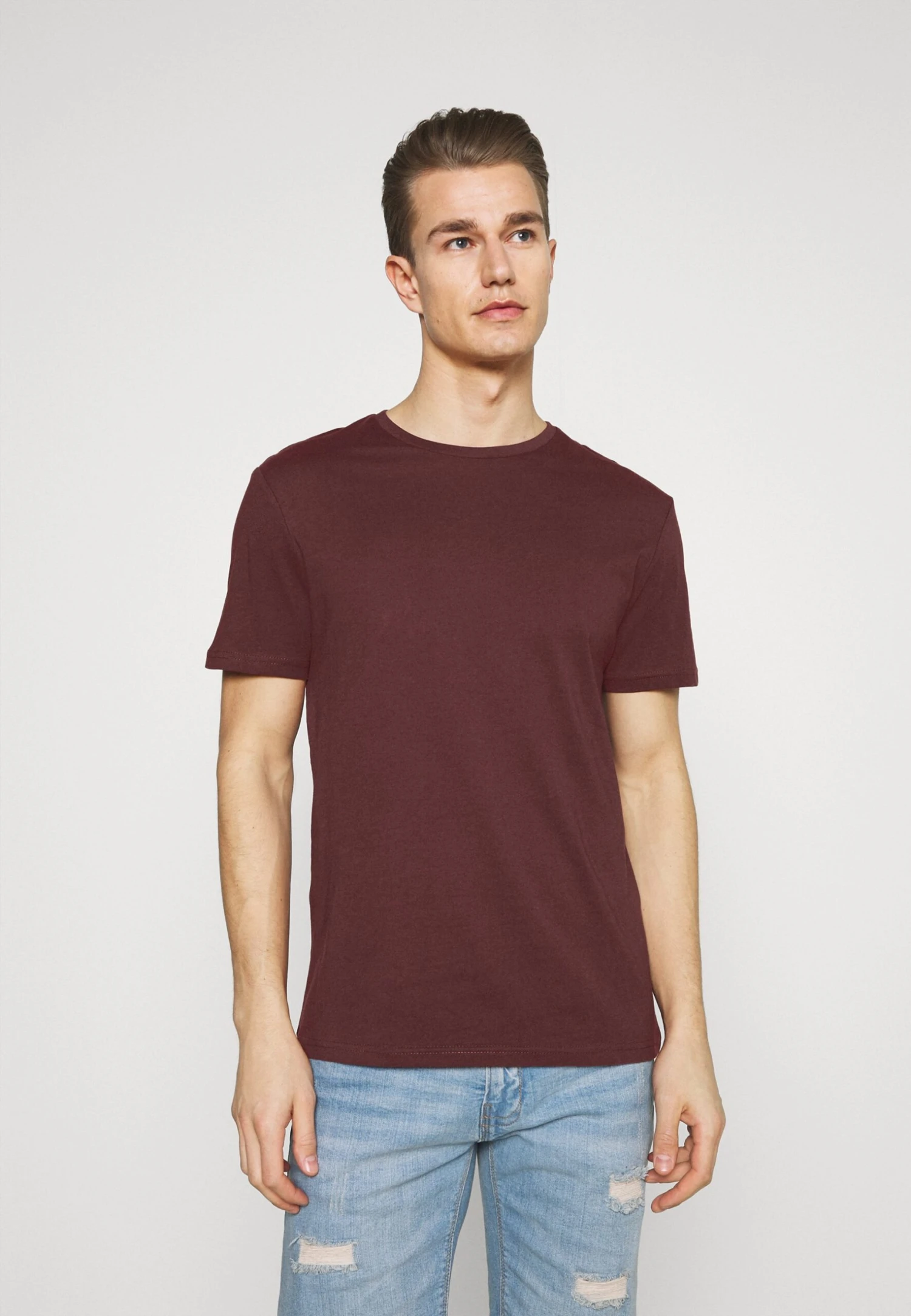 Pier One 3 PackT-Shirt BasicBlack/Grey/Bordeaux Uomo T-shirt E Polo PI922O0GQ-Q15 6 Pier One 3 PackT-Shirt BasicBlack/Grey/Bordeaux Uomo T-shirt E Polo PI922O0GQ-Q15 - immagine 4