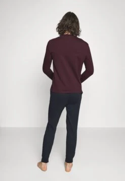 Pier One Pigiama Dark Blue/Bordeaux Uomo Per La Notte PI982M033-K14 -Pier One 34a871e63fd34211ac4e777f2698adc7