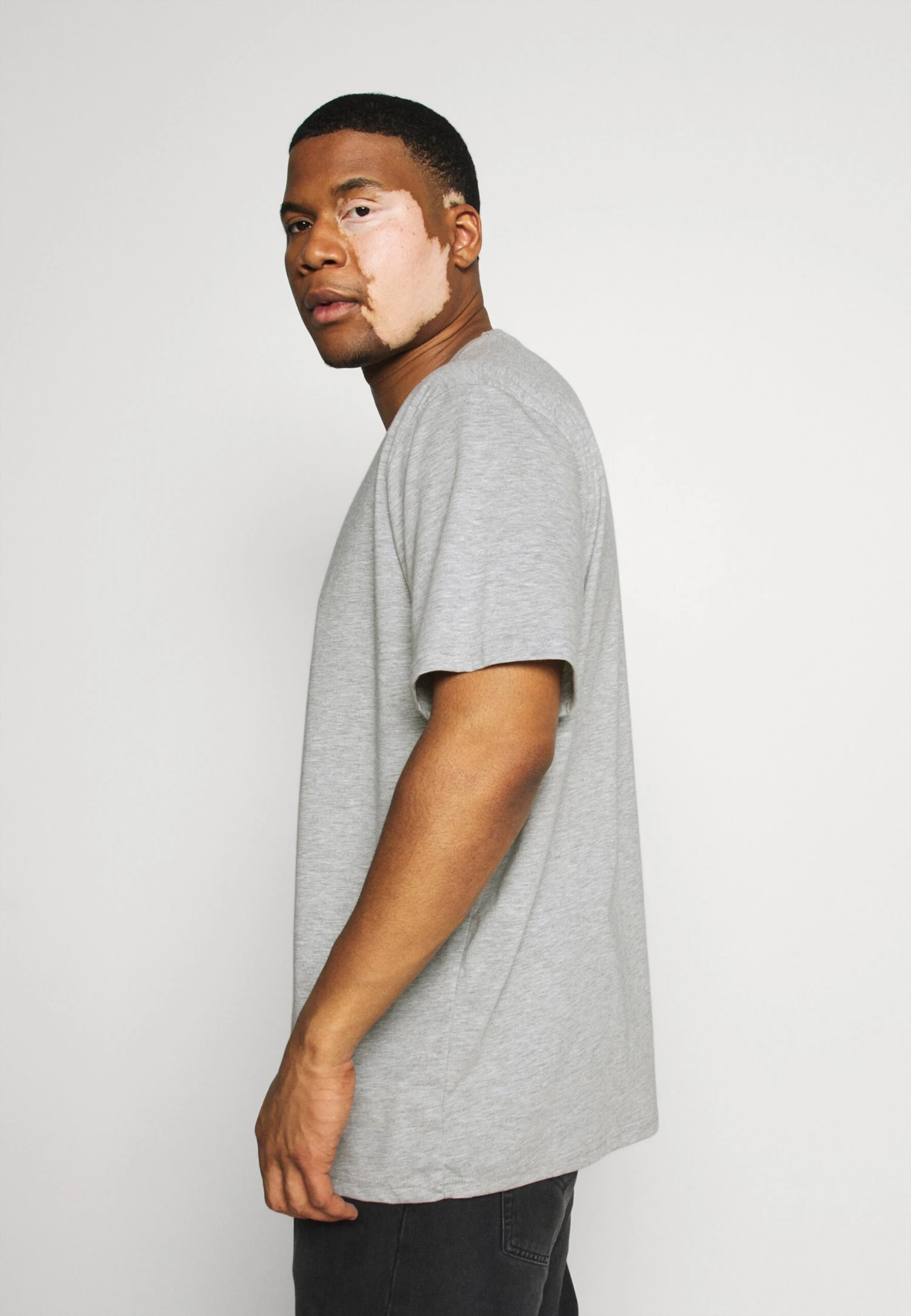 Pier One 5 PackT-Shirt BasicKhaki/Grey/Dark Blue Uomo T-shirt E Polo PI922O0R0-N11 4 Pier One 5 PackT-Shirt BasicKhaki/Grey/Dark Blue Uomo T-shirt E Polo PI922O0R0-N11 - immagine 2