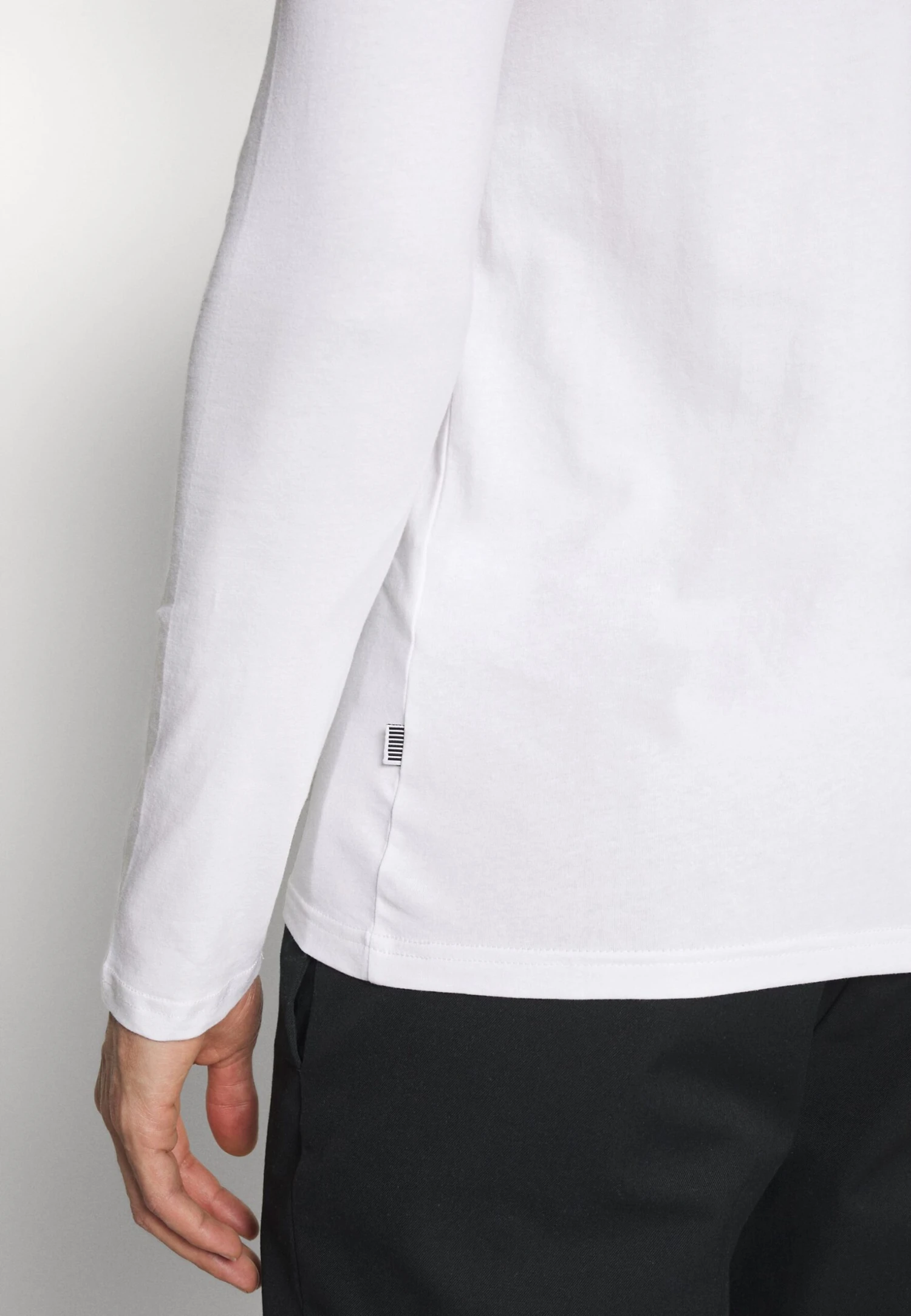 Pier One 2 PackMaglietta A Manica LungaWhite/Black Uomo T-shirt E Polo PI922O0KR-A11 9 Pier One 2 PackMaglietta A Manica LungaWhite/Black Uomo T-shirt E Polo PI922O0KR-A11 - immagine 7