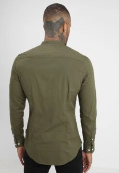 Pier One Muscle Fit Stand- Camicia - Oliv -Pier One 6203a98ce2074a57aa2427fe331f99cb