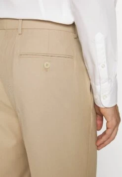 Pier One CompletoBeige Uomo Completi E Cravatte PI922A02G-B11 19 Pier One CompletoBeige Uomo Completi E Cravatte PI922A02G-B11 -Pier One 625c13d6a2704a37bc482569612ad838