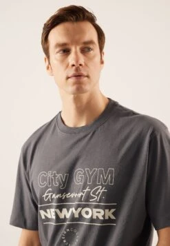 Pier One T-Shirt Con StampaBlack Uomo T-shirt E Polo PI922O0Y6-Q11 -Pier One 652e6f89cd9e4cd59438a705a4f588ab