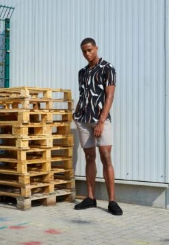 Pier One Contemporary Art Regular Resort- Camicia - Black