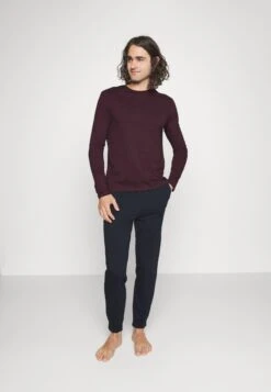 Pier One Pigiama Dark Blue/Bordeaux Uomo Per La Notte PI982M033-K14 -Pier One 72b8077942fb4646a3f404d960e0312e