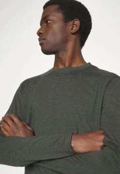 Pier One Pigiama - Black/Khaki -Pier One 7401274fca6e4139b164e44a2907ce60