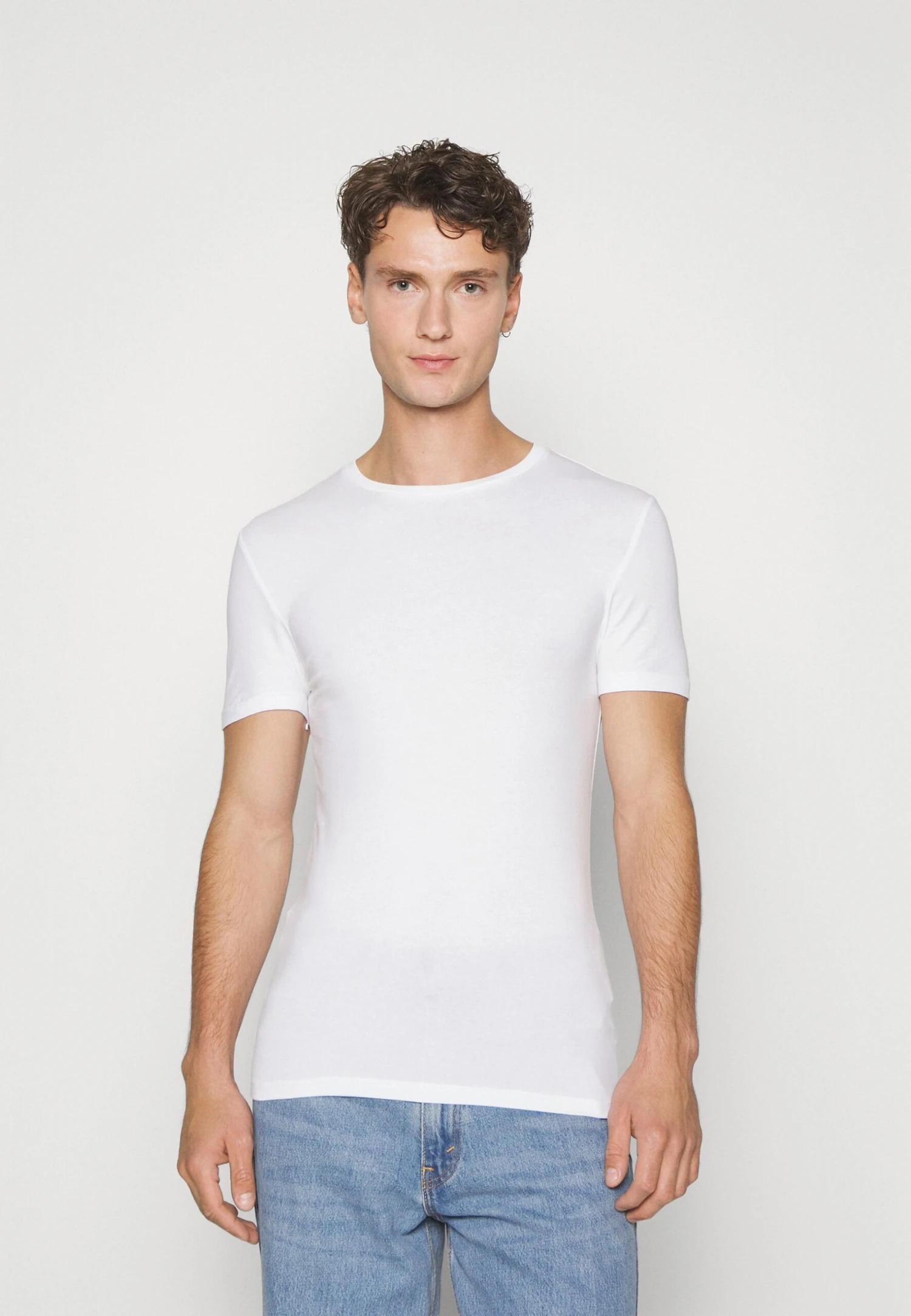 Pier One 3 Pack Muscle Fit T-Shirt BasicWhite Uomo T-shirt E Polo PI922O0Y9-A11 4 Pier One 3 Pack Muscle Fit T-Shirt BasicWhite Uomo T-shirt E Polo PI922O0Y9-A11 - immagine 2