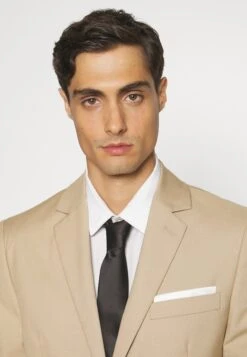 Pier One CompletoBeige Uomo Completi E Cravatte PI922A02G-B11 21 Pier One CompletoBeige Uomo Completi E Cravatte PI922A02G-B11 -Pier One 90f2244d9aa04873afca7da008371871