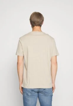 Pier One 3 PackT-Shirt BasicDark Blue/Beige/Dark Brown Uomo T-shirt E Polo PI922O0YA-K11 11 Pier One 3 PackT-Shirt BasicDark Blue/Beige/Dark Brown Uomo T-shirt E Polo PI922O0YA-K11 -Pier One 9df0fb4c9545425fbbb746b4fa5cf030