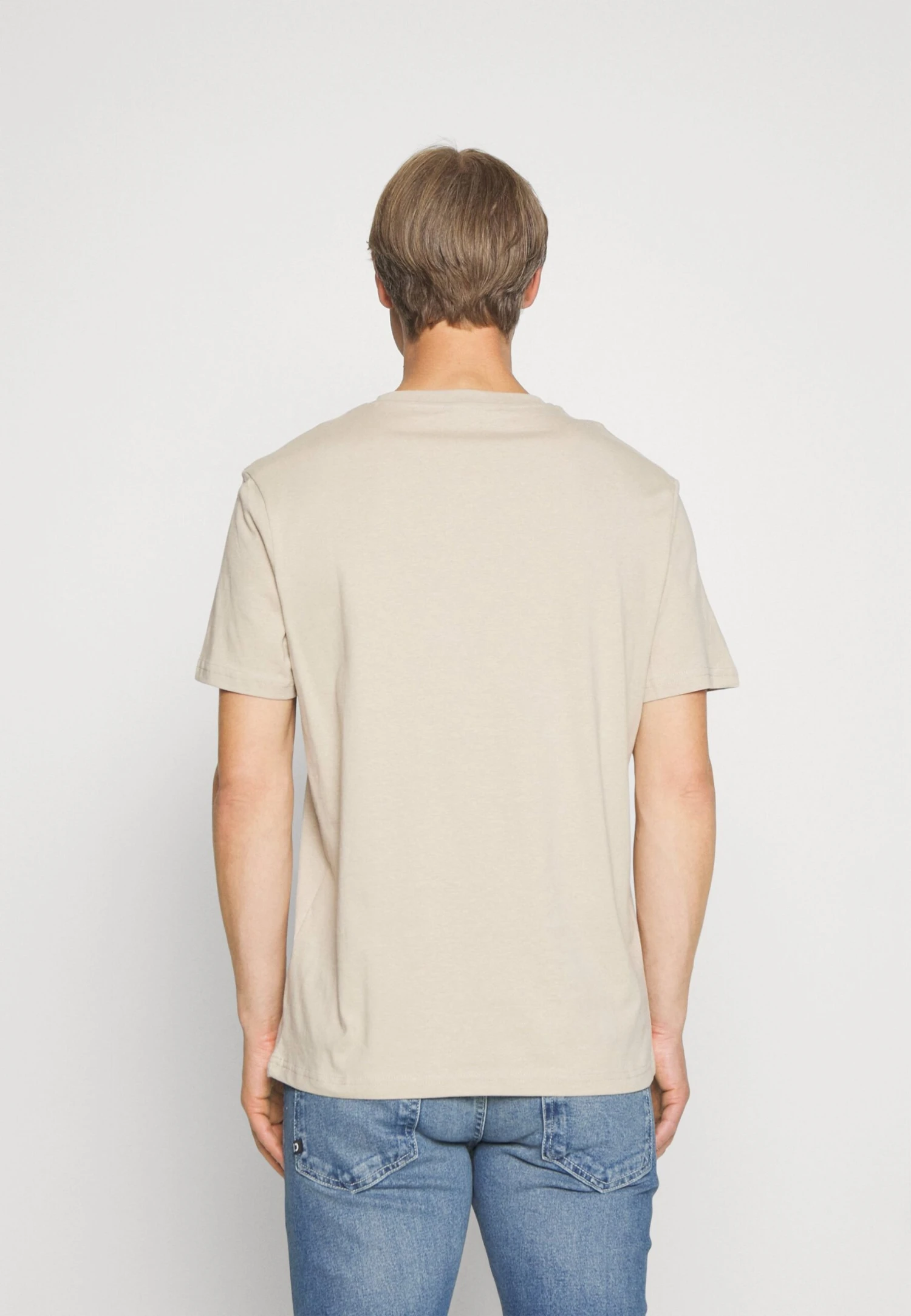 Pier One 3 PackT-Shirt BasicDark Blue/Beige/Dark Brown Uomo T-shirt E Polo PI922O0YA-K11 5 Pier One 3 PackT-Shirt BasicDark Blue/Beige/Dark Brown Uomo T-shirt E Polo PI922O0YA-K11 - immagine 3