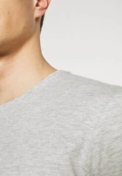 Pier One 3 PackT-Shirt BasicBlack/Grey/Bordeaux Uomo T-shirt E Polo PI922O0GQ-Q15 17 Pier One 3 PackT-Shirt BasicBlack/Grey/Bordeaux Uomo T-shirt E Polo PI922O0GQ-Q15 -Pier One cf2bf76acaa04ce7a9f485db3954ff6b