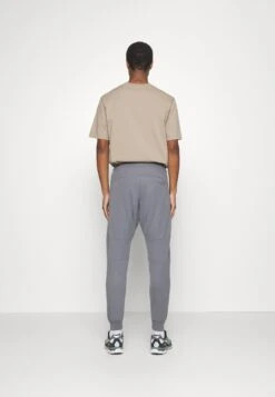 Pier One Pantaloni SportiviDark Grey Uomo Pantaloni PI922E03N-C16 -Pier One d666750459d94c8ea69b6648f54c3e51