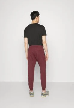 Pier One Pantaloni SportiviBordeaux Uomo Pantaloni PI922E03N-G11 -Pier One e08d9e55adef4896bd03487fd599f013