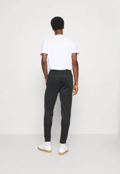 Pier One Pantaloni SportiviBlack Uomo Pantaloni PI922E03Q-Q11 -Pier One eaa5ac7ec9c64a82a0c1e17fc11c4555