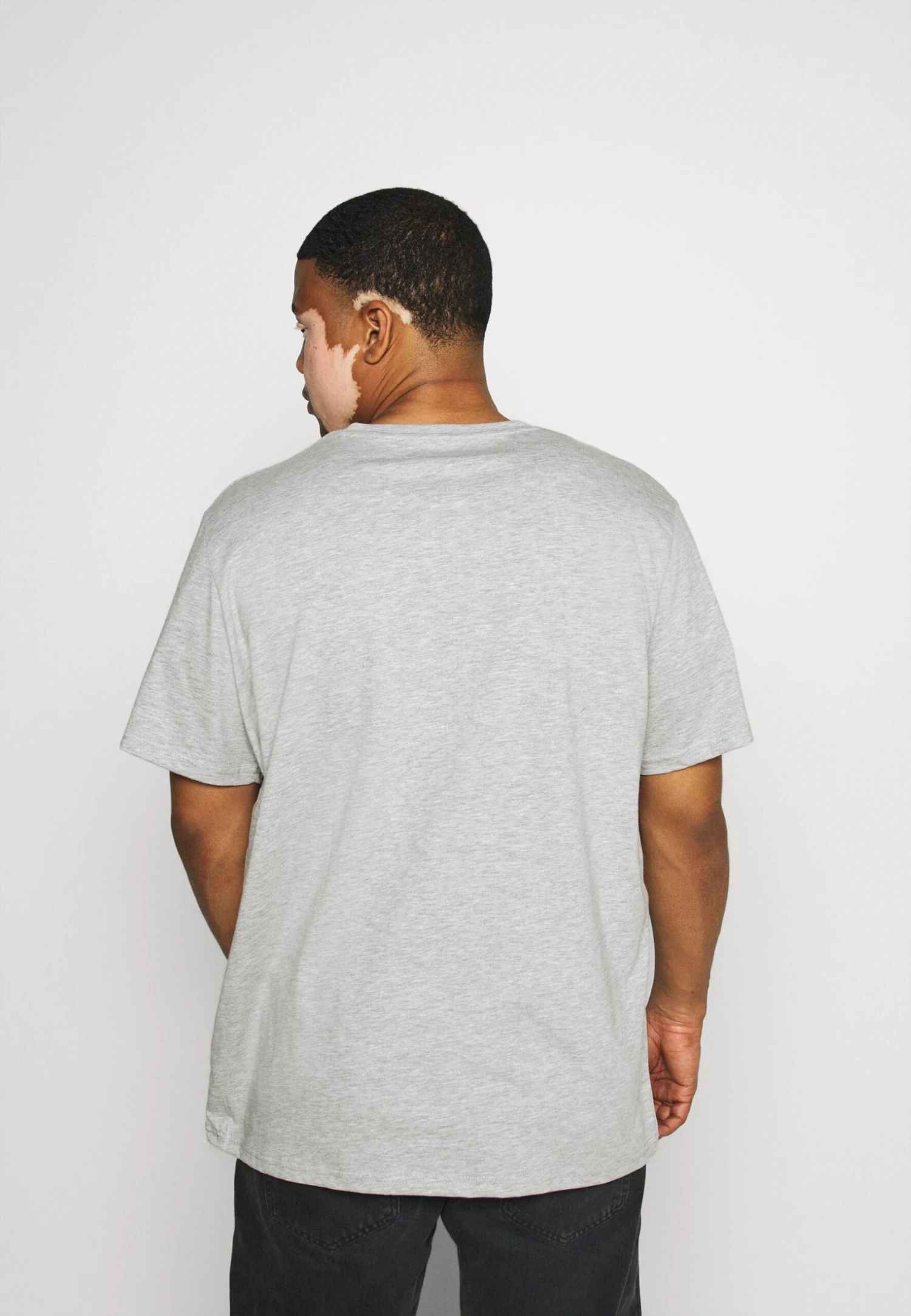 Pier One 5 PackT-Shirt BasicKhaki/Grey/Dark Blue Uomo T-shirt E Polo PI922O0R0-N11 5 Pier One 5 PackT-Shirt BasicKhaki/Grey/Dark Blue Uomo T-shirt E Polo PI922O0R0-N11 - immagine 3